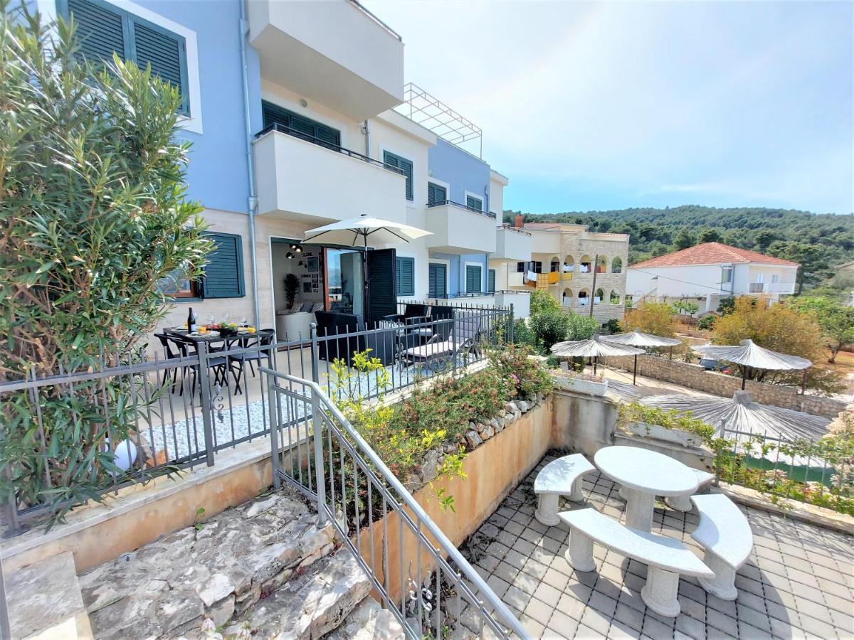 Apartment Livia Slatine Esterno foto