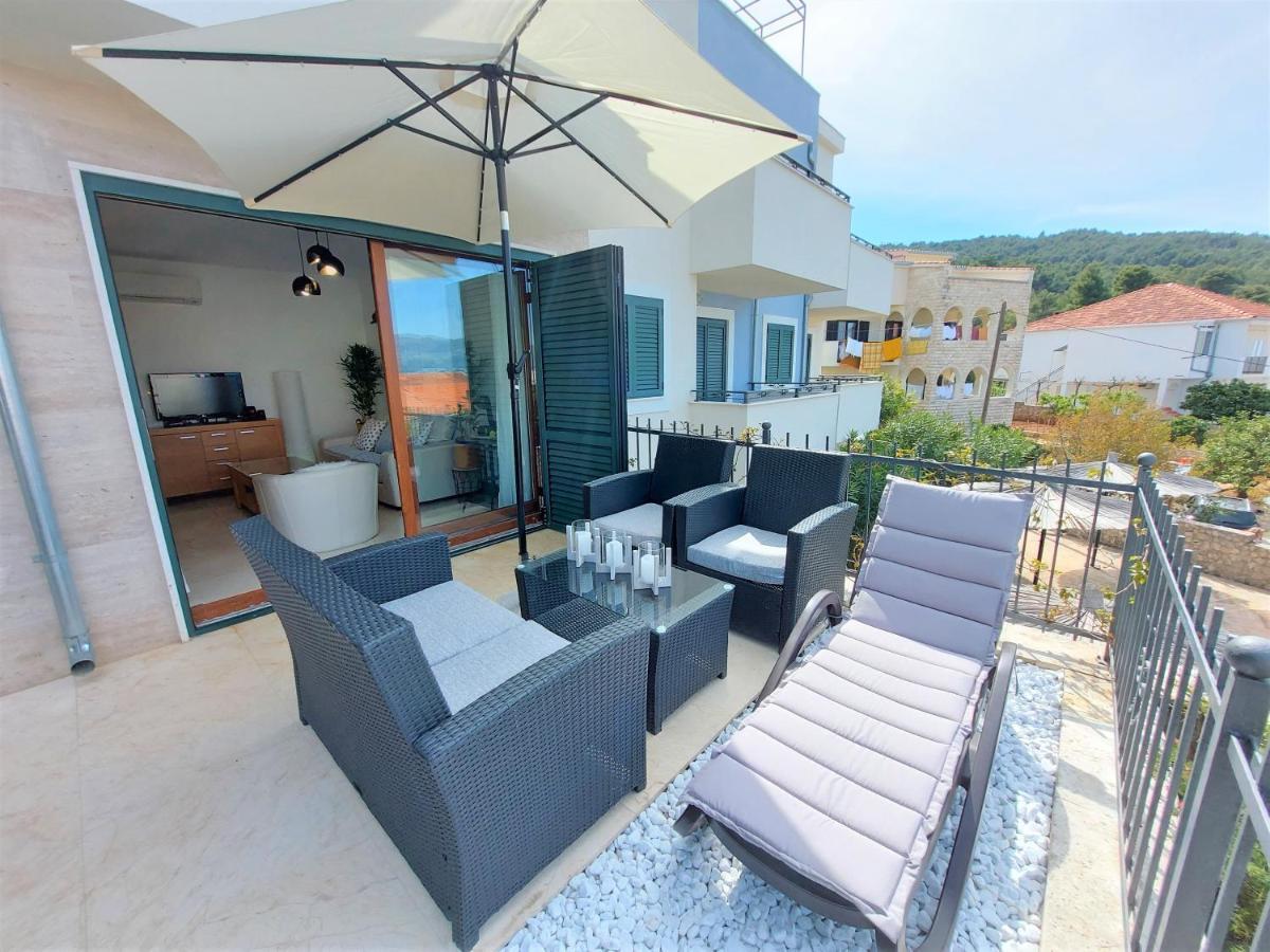Apartment Livia Slatine Esterno foto