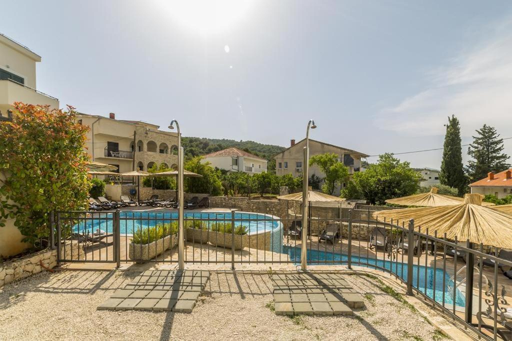 Apartment Livia Slatine Esterno foto